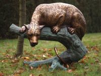 Bronzefigur Gepard auf Stamm
