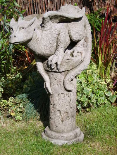 Gartenfigur "THERON", Drache auf Säule, © by Fiona Scott - Original von Vidroflor