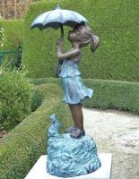 Bronzefigur Mädchen unterm Regenschirm, Wasserspeier