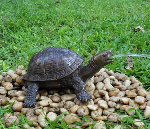 Bronzefigur kleine Schildkröte als Wasserspeier