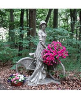 Dame auf Fahrrad, Joséphine, Betonguss von Zauberblume