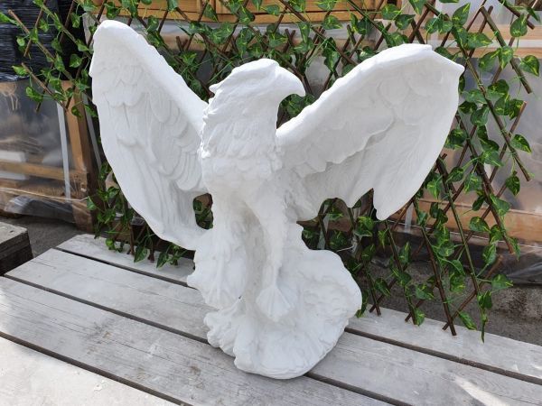 Gartenfigur Adler mit gespannten Flügeln weiß