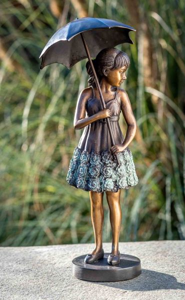 Bronzefigur Mädchen mit Regenschirm