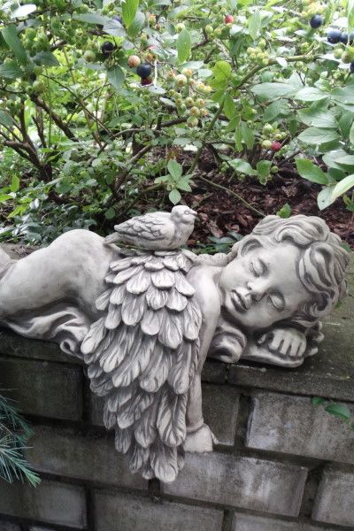 Gartenfigur Engel "AZUR", liegend mit Vogel zum Stecken