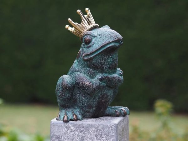 Bronzefigur Frosch mit Krone, sitzend, Wasserspeier