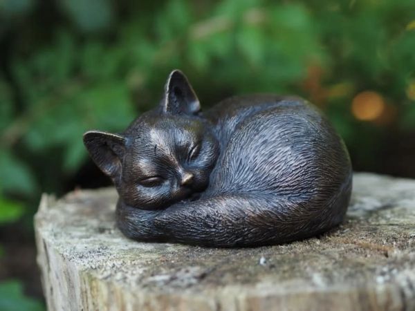 Bronzefigur schlafende Katze