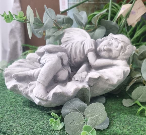 Gartenfigur Kleine Elfe auf Blatt, grau patiniert