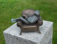 Bronzefigur Frosch im Sessel