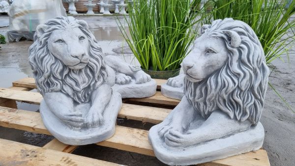 Gartenfigur Löwen liegend, 2 er Set, antik grau