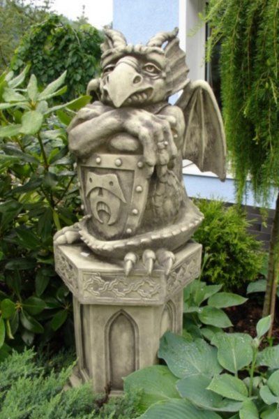 Gartenfigur "TÜRWÄCHTER MIT SCHILD", Blick links, Steinguss - Original von Vidroflor