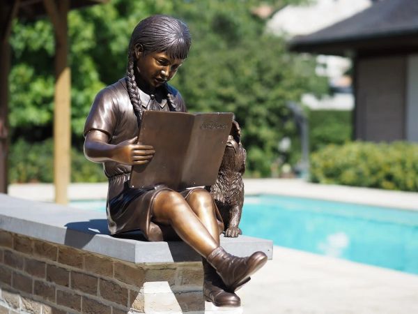 Bronzefigur lesendes Mädchen