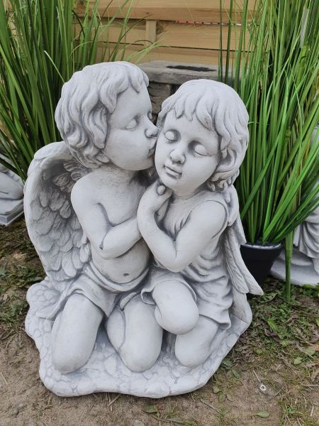 Gartenfigur Engelpärchen küssend, antik grau