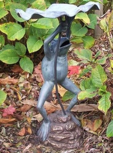 Bronzefigur Frosch mit Blatt Wasserspeier