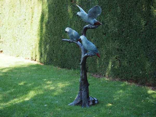 Bronzefigur Papageien auf Baumstamm