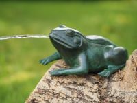 Bronzefigur Grüner Frosch wasserspeiend, klein