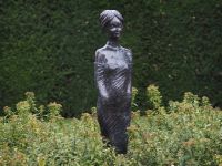 Bronzefigur stehende Frau klein