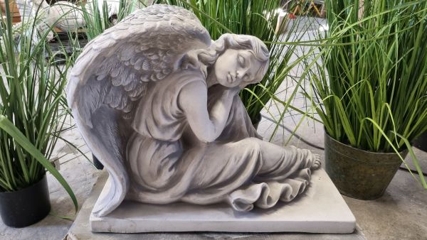 Gartenfigur Engelfrau sitzend, antik grau