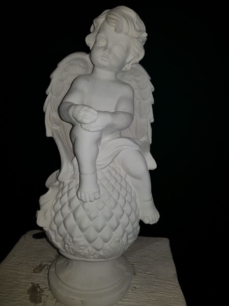 Gartenfigur Engel auf Kugel entspannt