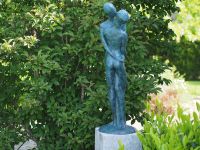 Bronzefigur küssendes Liebespaar