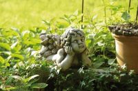 Gartenfigur Engel liegend 1 Fuß oben, "CAMBIEL", Steinguss - Original von Vidroflor