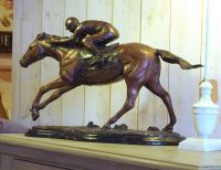Bronzefigur Jockey auf Pferd klein