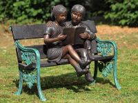 Bronzefigur Kinder lesend auf Bank