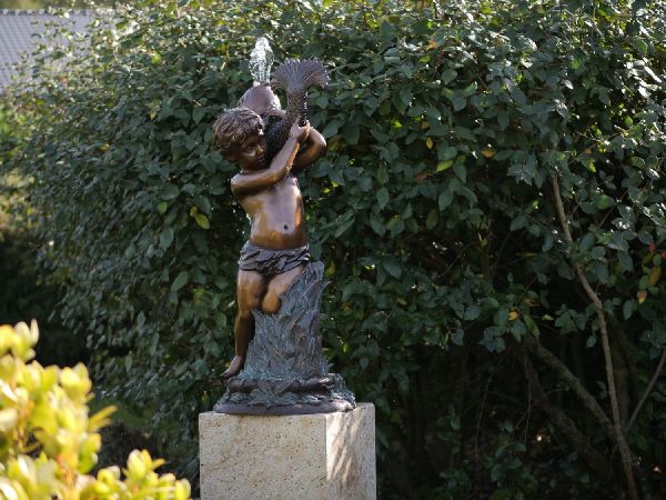 Bronzefigur Junge mit Fisch wasserspeiend