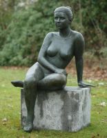 Bronzefigur Nackte Frau sitzend