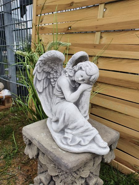 Gartenfigur Engelfrau sitzend, klein, verschiedene Farben