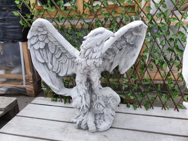 Gartenfigur Adler mit gespannten Flügeln Grau Antik