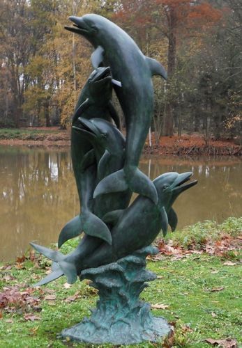 Bronzefigur Delphine wasserspeiend