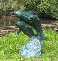 Brunnen, Wasserspiel Drei Delfine aus Bronze, Wasserspiel