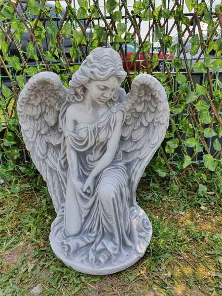 Gartenfigur Engelfrau auf Knien, antik