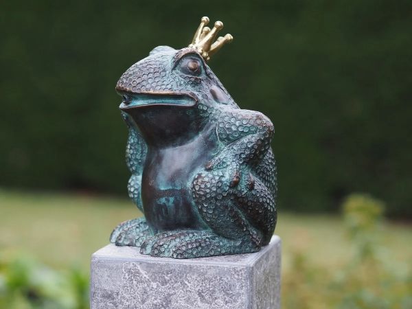 Bronzefigur Frosch mit Krone, sitzend, Wasserspeier 2