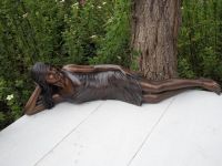 Bronzefigur Frau im Kleid liegend