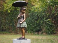 Bronzefigur Mädchen mit Regenschirm, wasserspeiend
