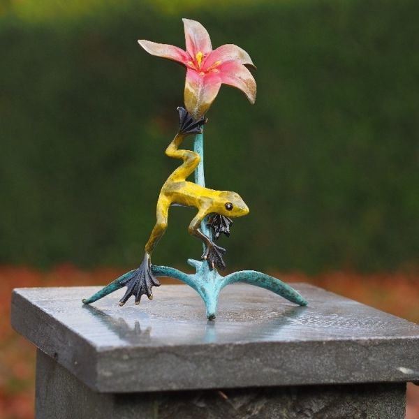 Bronzefigur Frosch mit Blüte