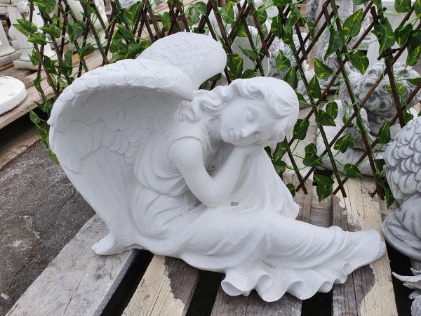Gartenfigur Engel an Knie angelehnt, weiß