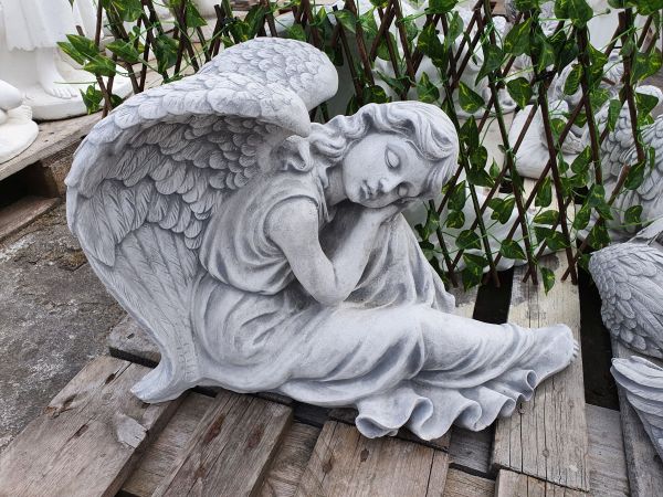 Gartenfigur Engel an Knie angelehnt, verschiedene Farben