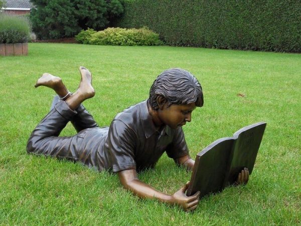 Bronzefigur Junge am lesen