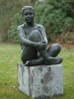 Bronzefigur Nackte Frau sitzend