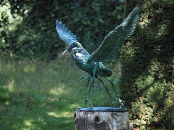 Bronzefigur Fliegender Kranich