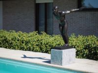 Bronzefigur schwimmender Mann