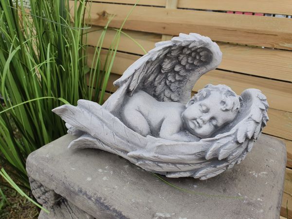 Gartenfigur Engel schlafend in Flügel