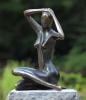 Bronzefigur Sitzende Frau