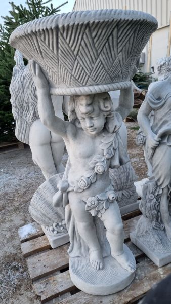 Gartenfigur "Junge mit Rosenranke und Pflanzschale, antik grau