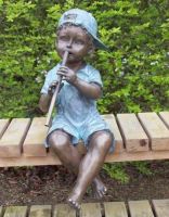 Bronzefigur Junge mit Flöte als Wasserspeier