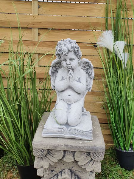 Gartenfigur Engel betend auf Buch, antik