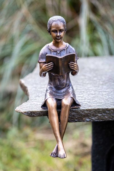 Bronzefigur Mädchen mit Buch
