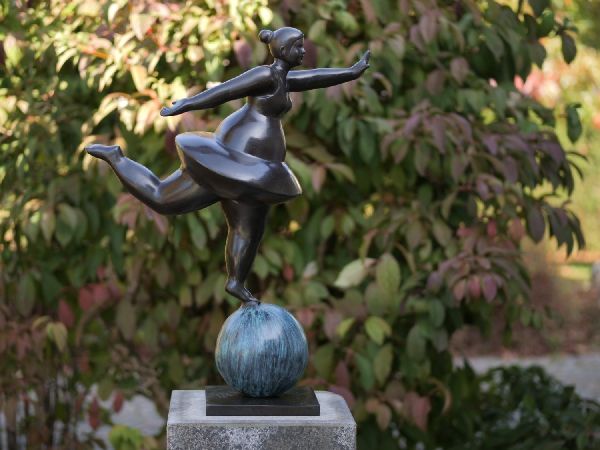 Bronzefigur große Ballerina auf einer Kugel